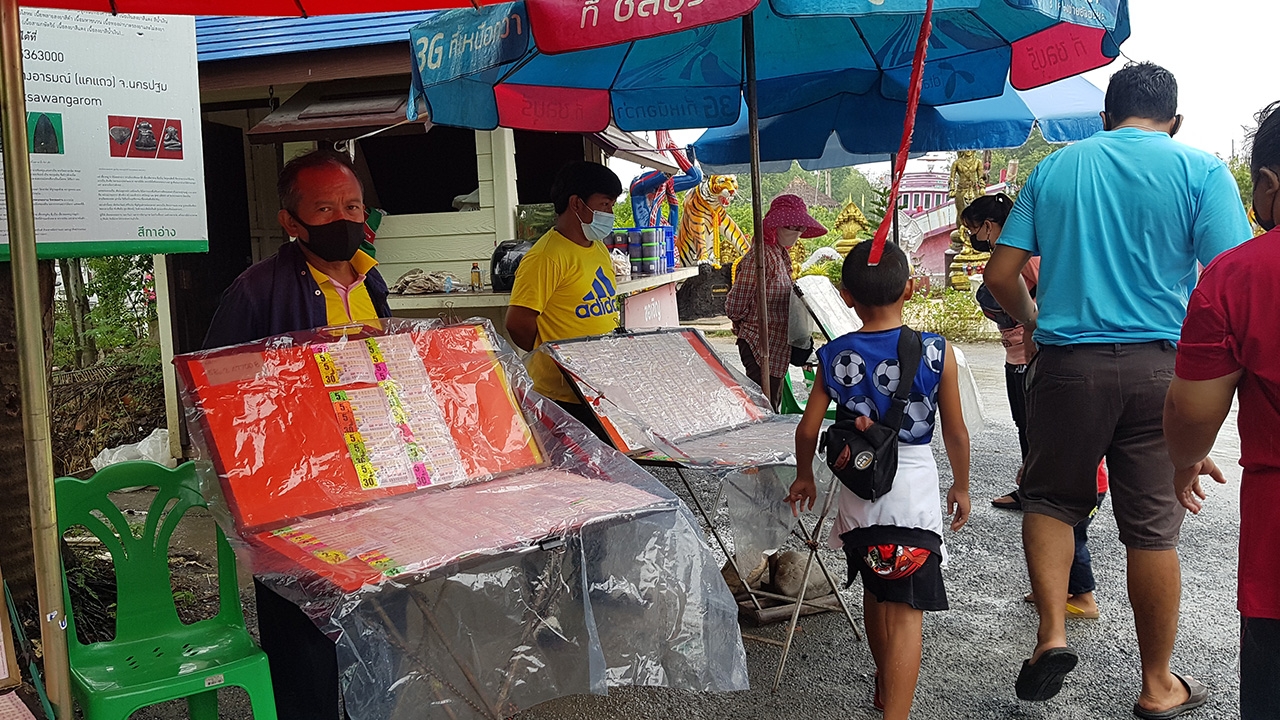 แห่ซื้อ "เลขมงคล" เกลี้ยงแผง คอหวยไม่ลืม "เลขเด็ด" ขันน้ำมนต์วัดดัง