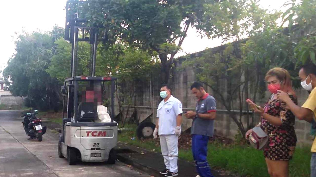 หนุ่มโรงงานชะตาขาด ใช้รถโฟร์คลิฟต์เก็บชมพู่ ร่วงถูกหนีบดับ 
