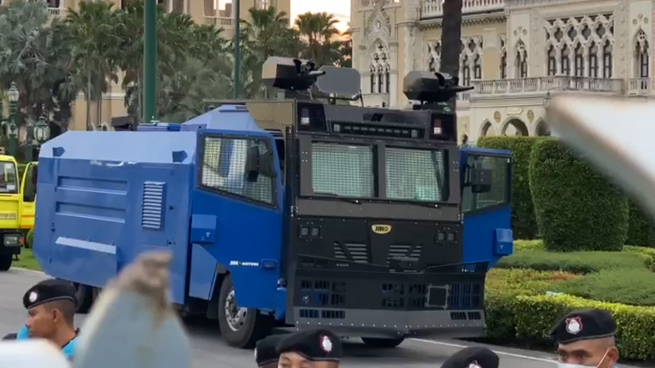 รถฉีดน้ำแรงดันสูง เขี้ยวเล็บตำรวจควบคุมฝูงชน รับมือคณะราษฎร บุกทำเนียบ