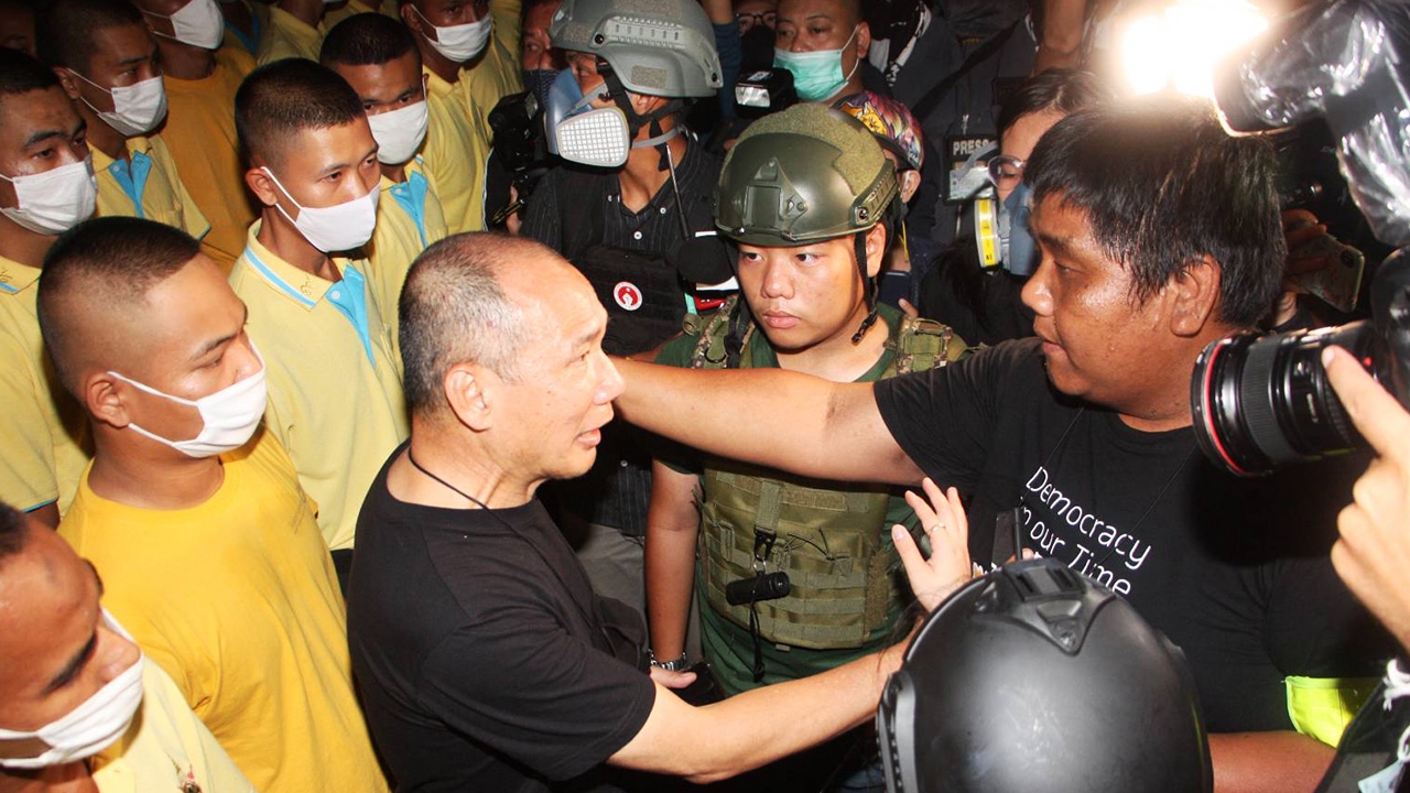 ทหาร 904 เข้าตรึงกำลัง ตร.ประกาศเส้นตาย ให้ยุติชุมนุม 4 ทุ่ม