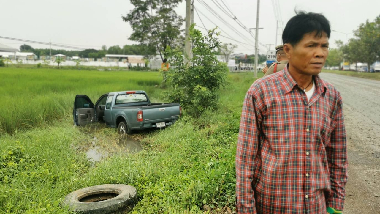 รถพ่วงบรรทุกหินทำร่วงถนน ผญบ.ขับกระบะตามหลัง ลื่นเสียหลักตกน้ำข้างทาง