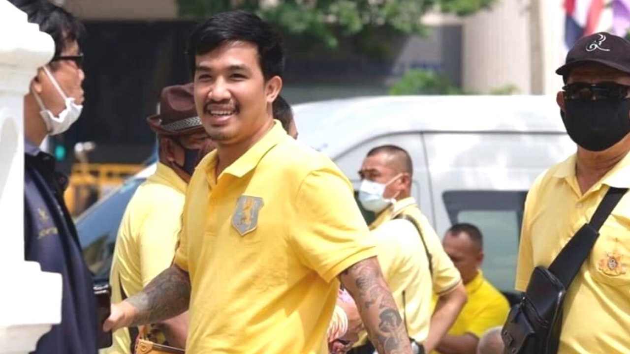 "เสี่ยโป้" สวมเสื้อเหลือง ปรากฏตัวที่ลานพลับพลามหาเจษฎาบดินทร์