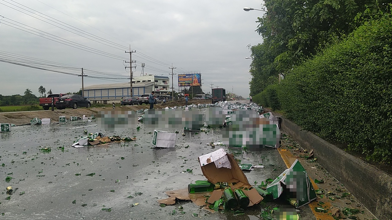 ต้นเหตุถนนบรมราชชนนีรถติดยาวหลายกิโล หกล้อบรรทุกเบียร์เทกระจาด 500 ลัง