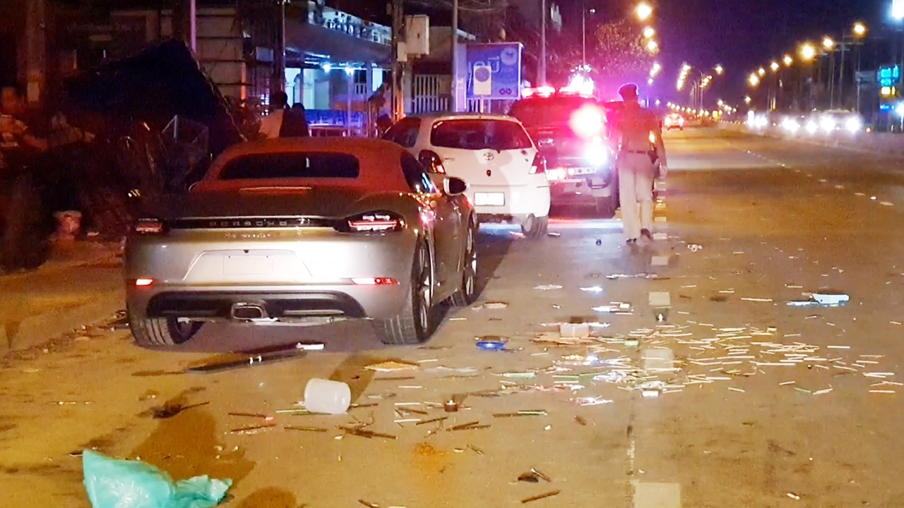 ยาริสแซงซ้าย เสยท้าย จยย. พอร์ช-วีออสตามหลัง เบรกไม่ทันชนซ้ำ เจ็บ 1