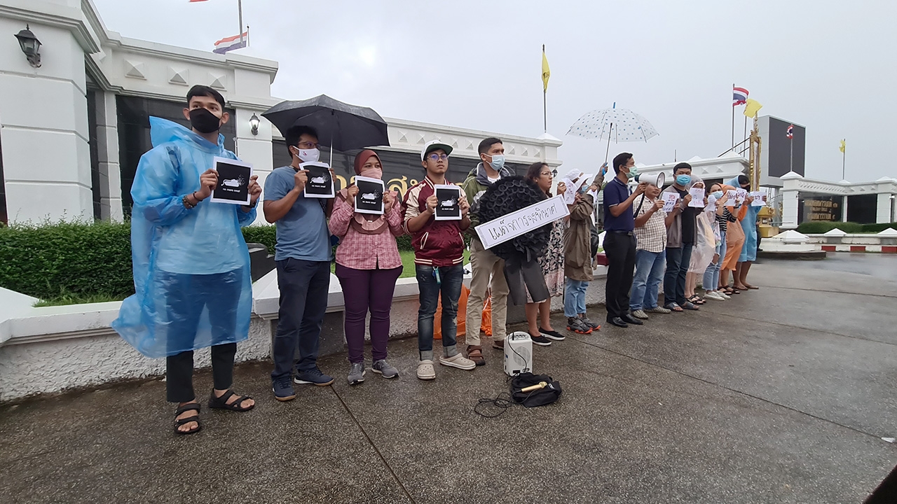 ม็อบปลดแอก นร.-นศ.สงขลา ชู 3 นิ้ววางพวงหรีดหน้า มทบ.42 ค่ายเสนาณรงค์