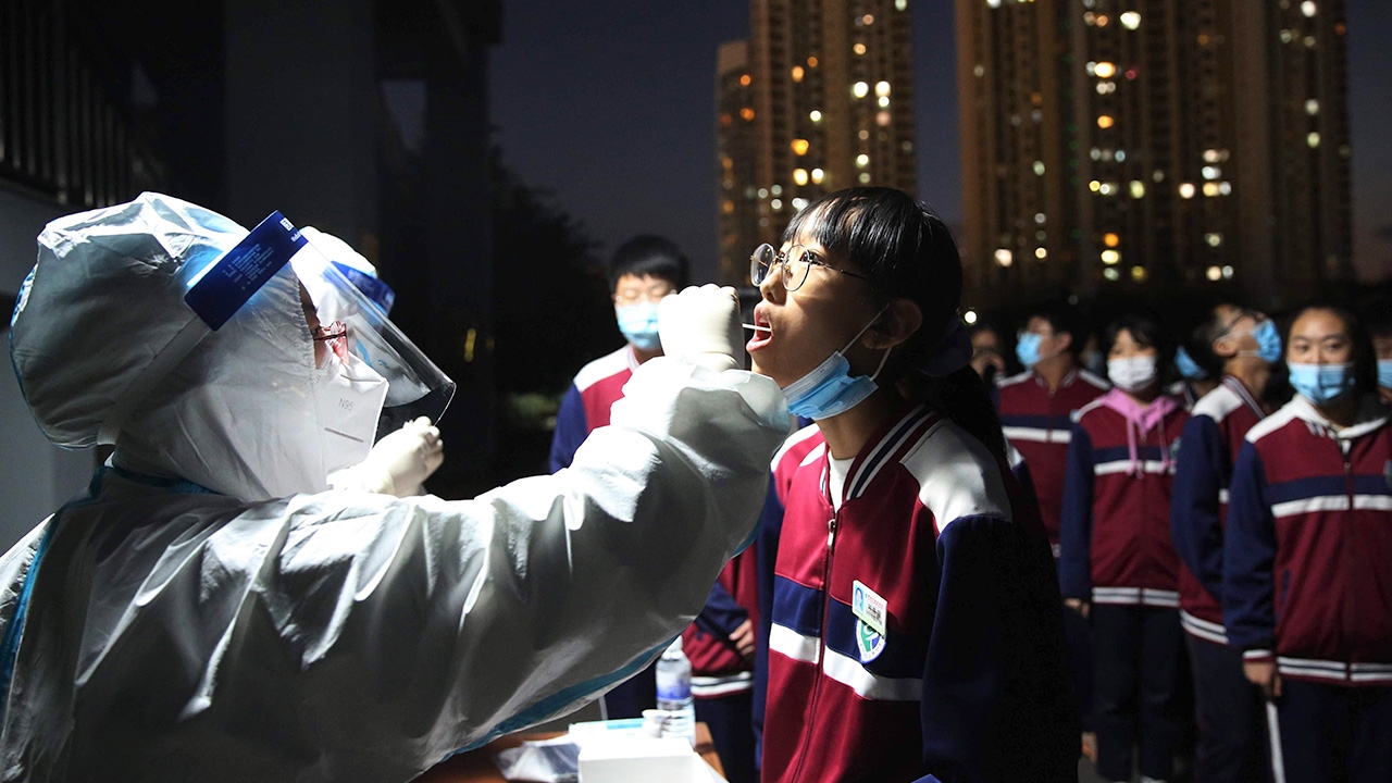 จีนลงดาบ จนท.เมืองชิงเต่า-ปลดผอ.โรงพยาบาล ควบคุมโควิดระบาดไม่ได้