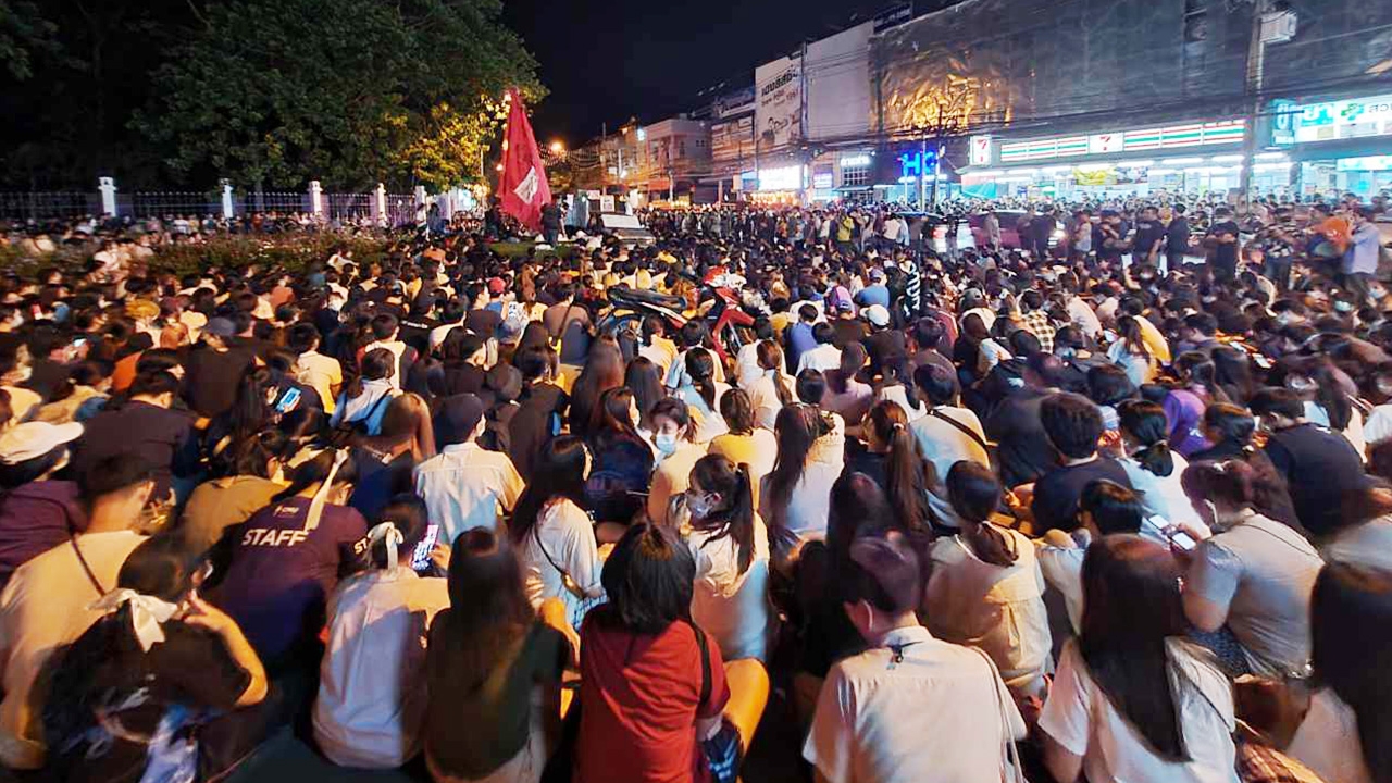 นศ.เชียงใหม่ ปักหลักหน้า มช. ชุมนุมคู่ขนาน กทม. เรียกร้องปล่อยอานนท์ 