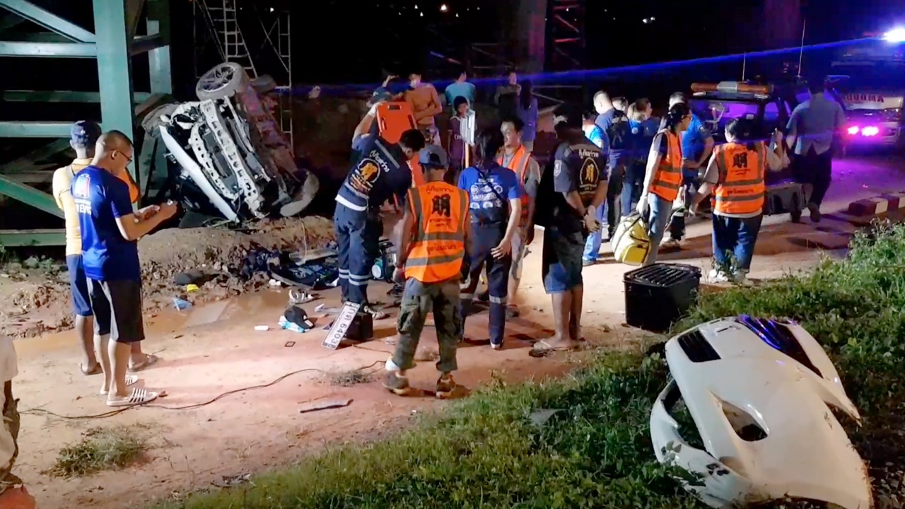 รถไฟชนเก๋ง คาจุดตัดทาง ฟาดเสาตอม่อ เจ็บคาซาก 2 กระเด็นตายนอกรถ 1