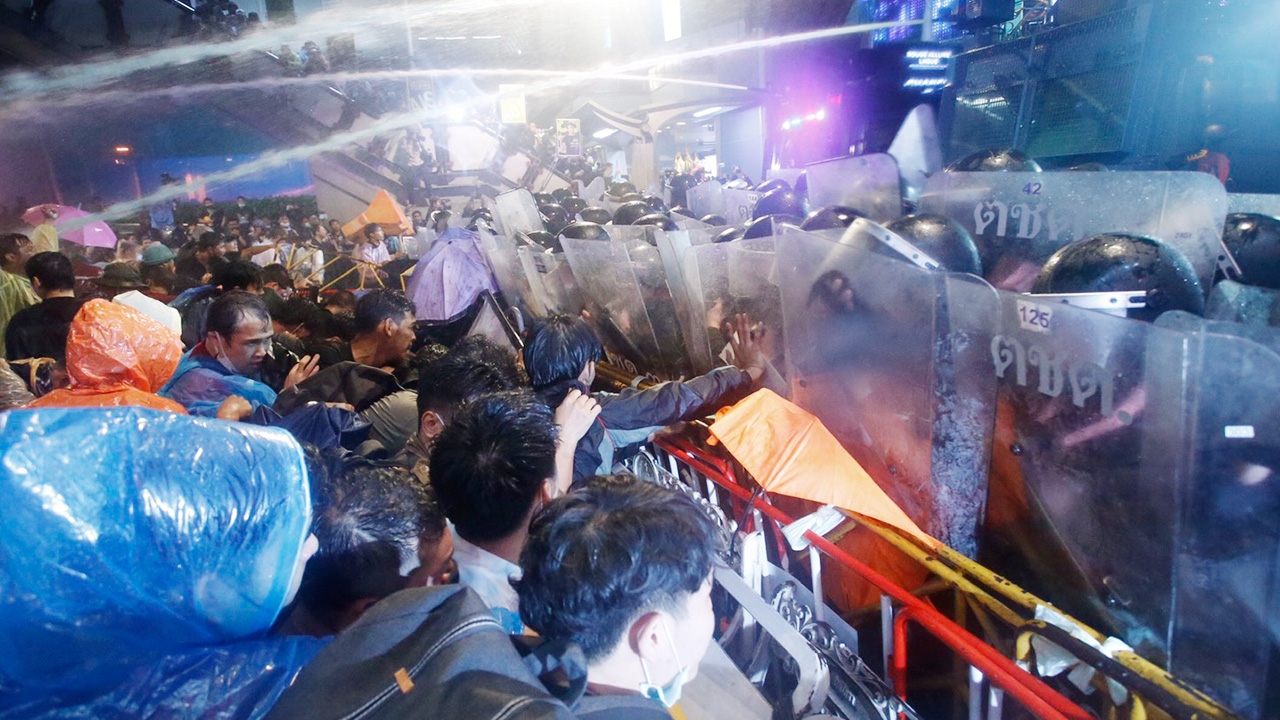 ตึงเครียด เจ้าหน้าที่ตั้งแนวประชิดผู้ชุมนุมอีกครั้ง ฉีดน้ำใส่ จนม็อบถอยร่น