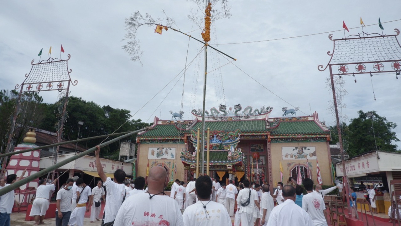 เริ่มแล้วกินเจเมืองตรังนิวนอร์มอล “ศาลเจ้าพ่อหมื่นราม” ทำพิธีขึ้นเสาเต็งโก