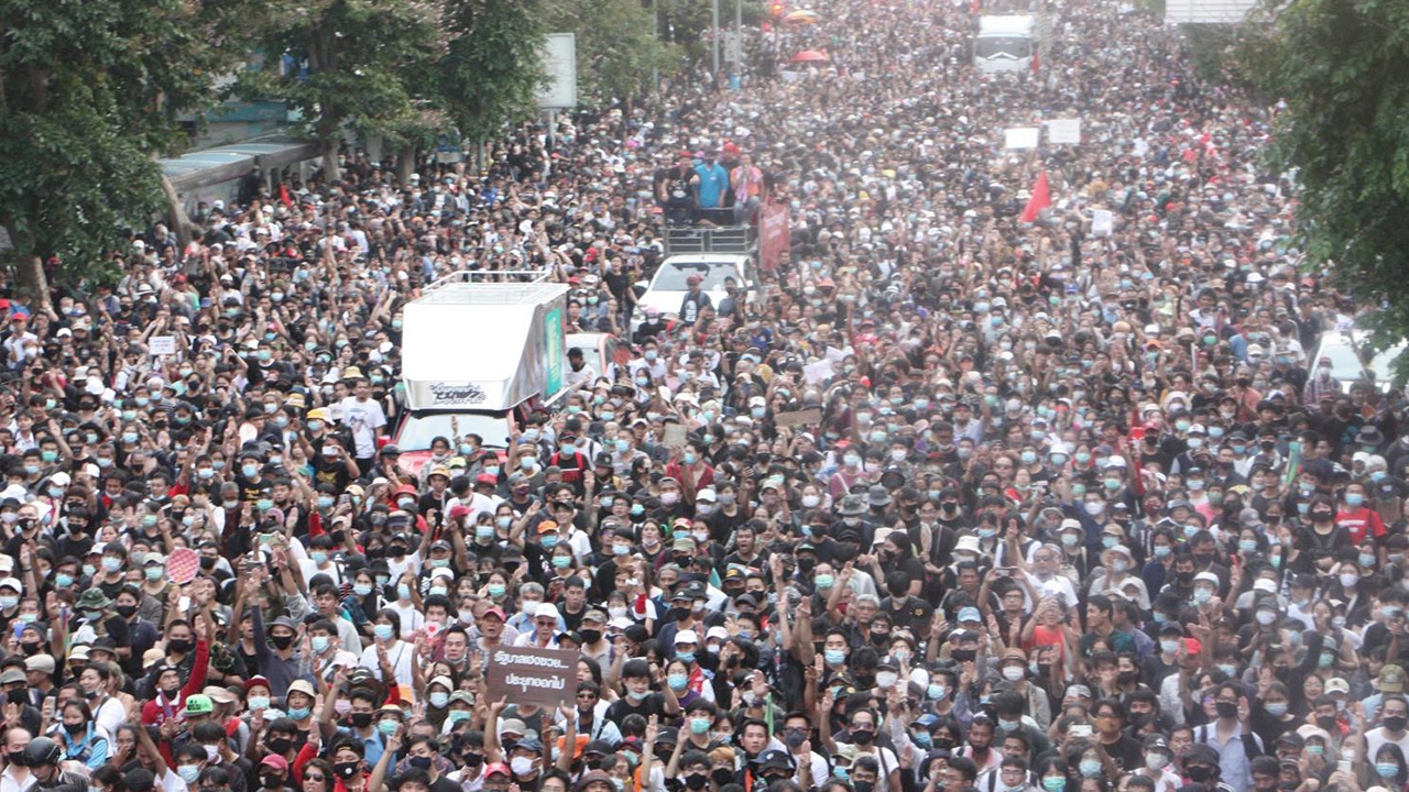 ตำรวจเตรียมขอศาลจับเพิ่ม 5 คน ม็อบขวางขบวนเสด็จฯ แสดงพฤติกรรมไม่เหมาะสม