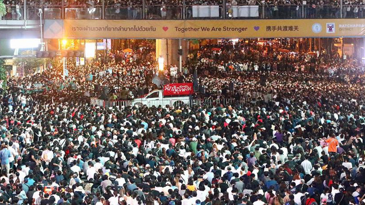 ล็อกแล้ว 7 คน ไปชุมนุมแยกราชประสงค์ ชู 3 นิ้วใส่ตำรวจ-เด็กขนเครื่องเสียง