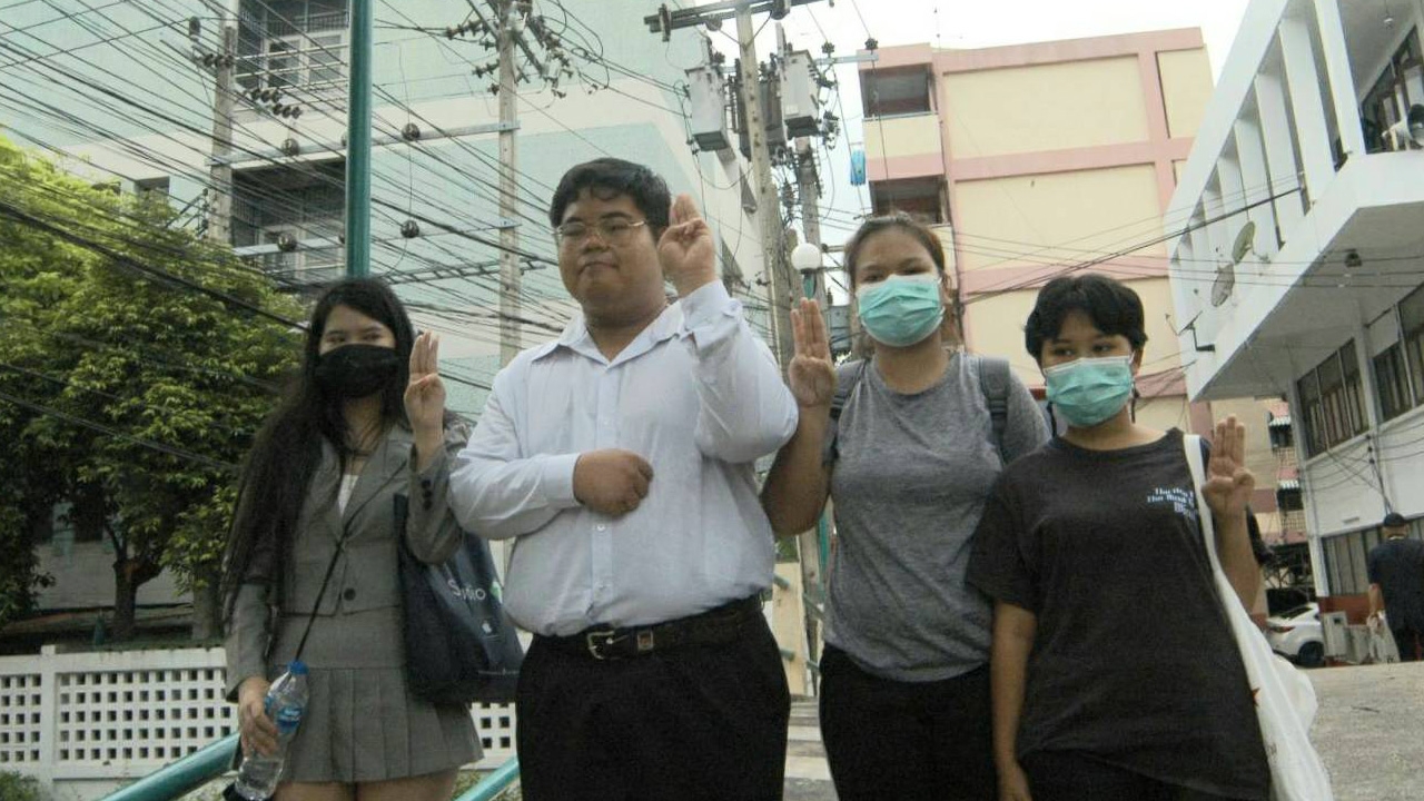 "บุญเกื้อหนุน" มอบตัว สน.ดุสิต "เอกชัย" ถึง สน.ลาดพร้าว รอส่งไป ตชด.ภ.1