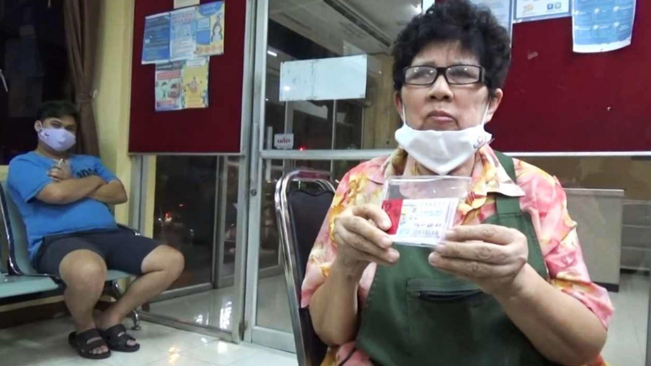 แม่ค้าเลือกให้ ยายวัย 69 สุดเฮง ถูกรางวัลที่ 1 ได้ 12 ล้าน