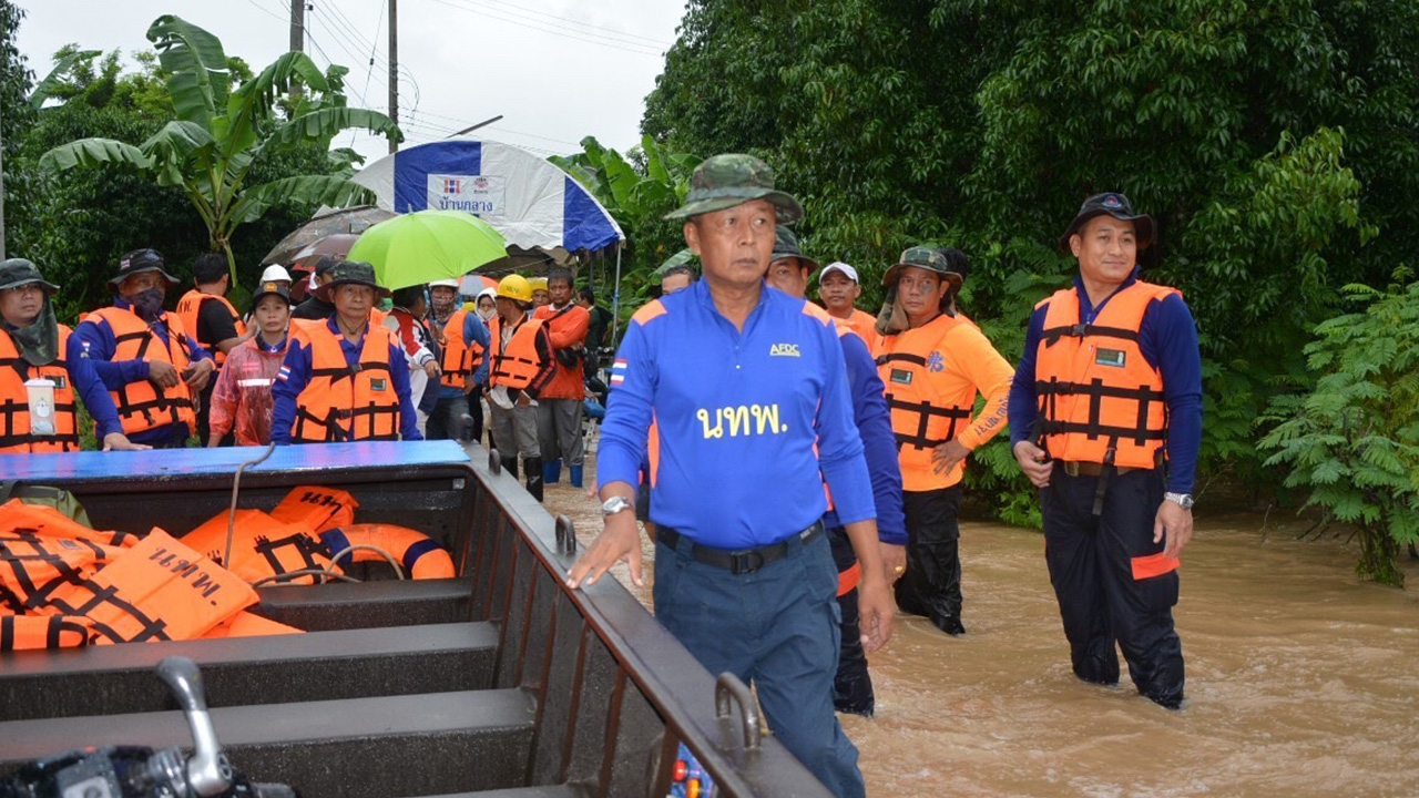 นทพ. ส่งนักรบสีน้ำเงิน พร้อมเรือท้องแบนช่วยชาวโคราชประสบภัยน้ำท่วม