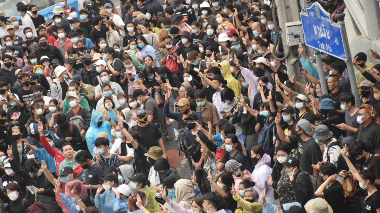 "อังคณา" ร่วมสังเกตการณ์ชุมนุมวงเวียนใหญ่ ม็อบตะโกน 2 ทุ่มแยกย้าย