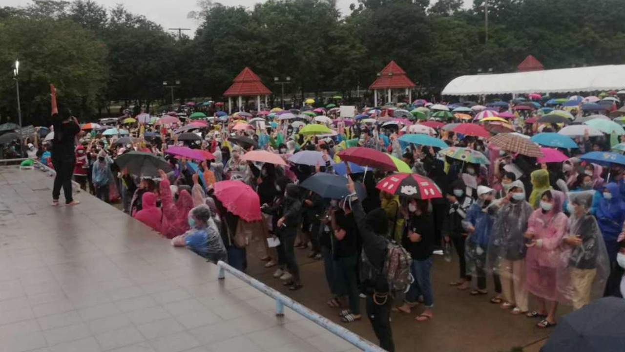 ม็อบลาม โคราช-อุบลฯ นักศึกษา ประชาชน ออกมาตากฝนชูสามนิ้ว  