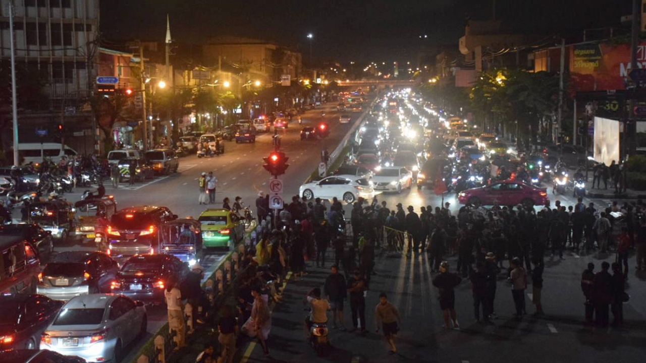 ผู้ชุมนุมปิดถนนประชาธิปก ฝั่งมุ่งหน้าวงเวียนใหญ่ อนุญาตให้ จยย. ผ่านได้เท่านั้น