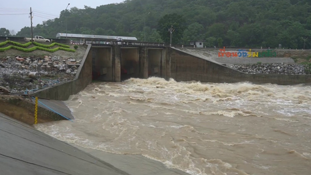 ชลประทานอุทัยธานี เฝ้าระวังฝนตก น้ำจากอช.แม่วงก์ ทำเขื่อนวังร่มเกล้าล้น