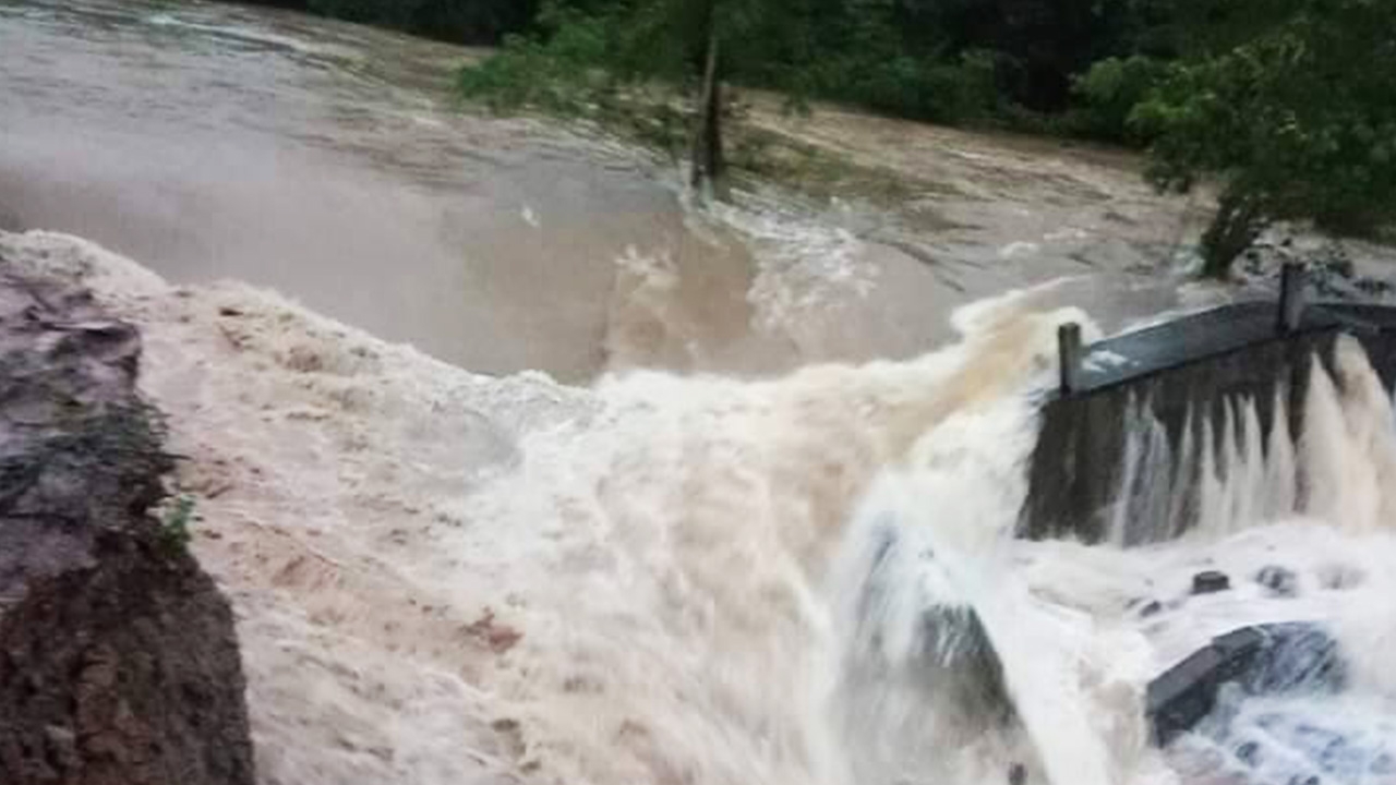 อ่างเก็บน้ำหินตะโง่ที่โคราชแตก น้ำทะลักท่วม 2 หมู่บ้านเสียหาย 60 หลัง