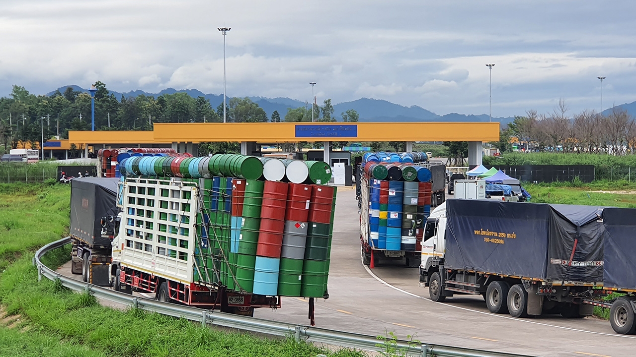 รถบรรทุกสินค้านับร้อย รอข้ามแดนด่านแม่สอด คาดจะสั่งปิดชายแดนพรุ่งนี้