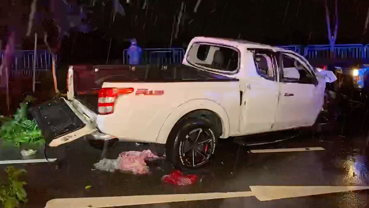 กระบะวิ่งฝ่าฝนถนนลื่นเสียหลัก ชนต้นไม้ยับริมถนนสรงประภา ตาย 3 เจ็บ 2