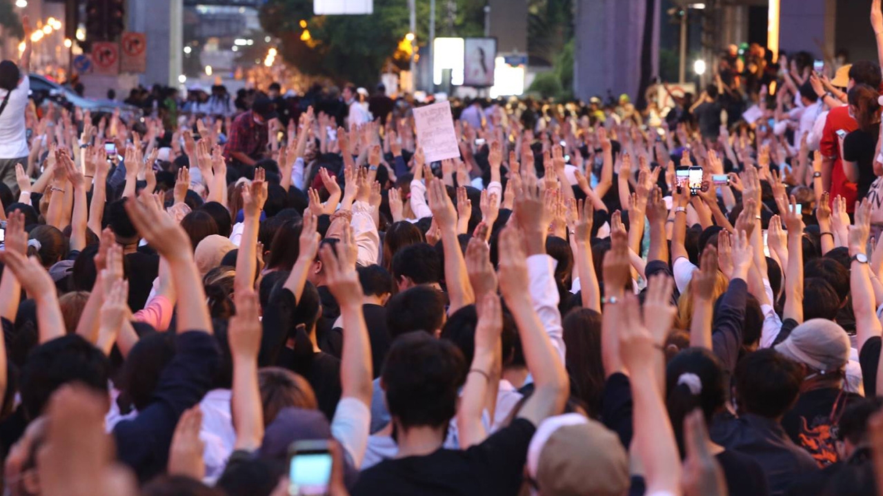 ม็อบเคลื่อนไหวแล้ว แจ้งรวมพลที่สถานีรถไฟฟ้าทุกแห่ง เวลาบ่าย 3 โมง