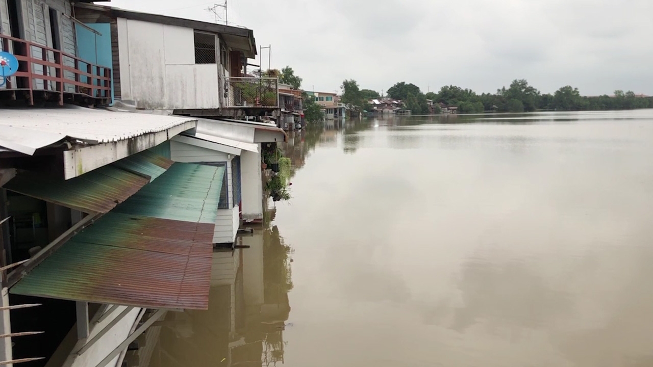 ฝนตกน้ำทะเลหนุน แม่น้ำบางปะกงขึ้นสูงล้นตลิ่งท่วม ชาวบ้านโอดเก็บของไม่ทัน