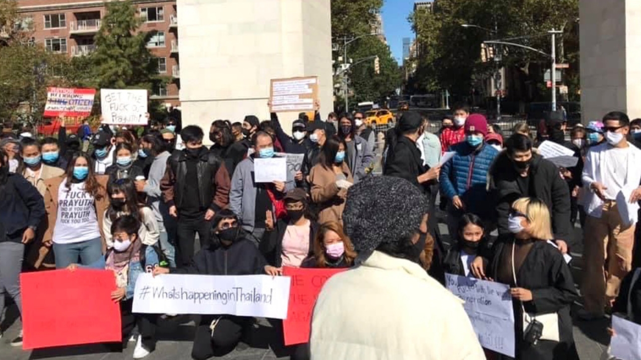 นักศึกษา คนไทย ร่วมชุมนุมที่นิวยอร์ก คู่ขนานม็อบประท้วงในไทย