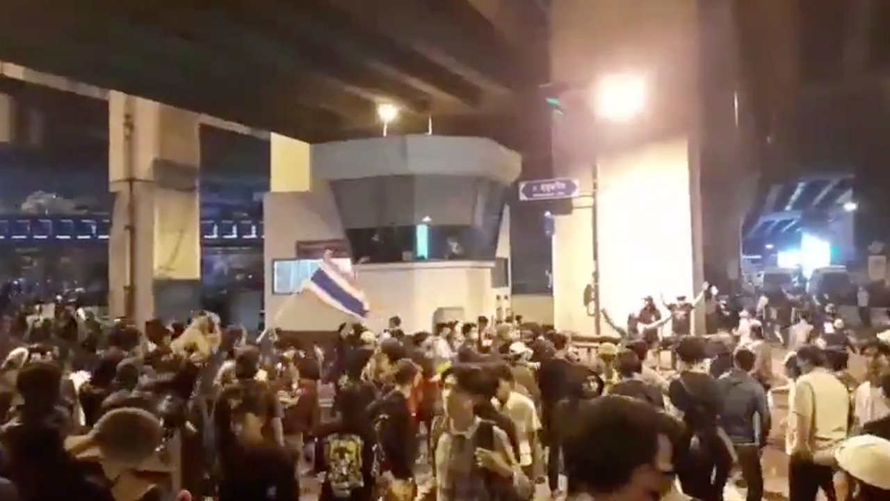 ม็อบชุมนุมแยกบางนา ปากระจกป้อม ตร.แตก หลังไม่พอใจ จนท.ปิดไฟใต้ทางด่วน