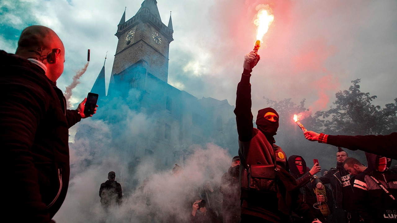 ชาวเช็กประท้วงเดือด ต้านคุมโควิด ตร.ยิงแก๊สน้ำตา-ฉีดน้ำสกัด