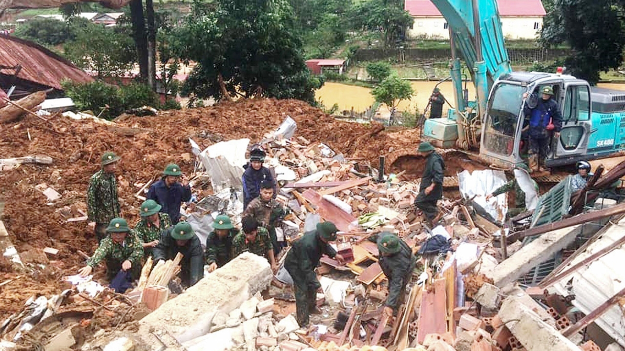 ฝนถล่มเวียดนาม ดินสไลด์ฝังค่ายทหาร ดับแล้ว 11 ศพ หายอีกอื้อ