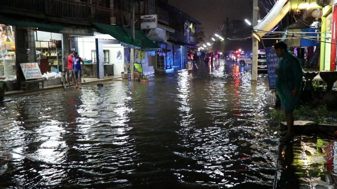 ชาวบ้านผวา "ลำพระเพลิง" ทะลักท่วมปักธงชัย เร่งเก็บของ หวั่นซ้ำรอยปี 54