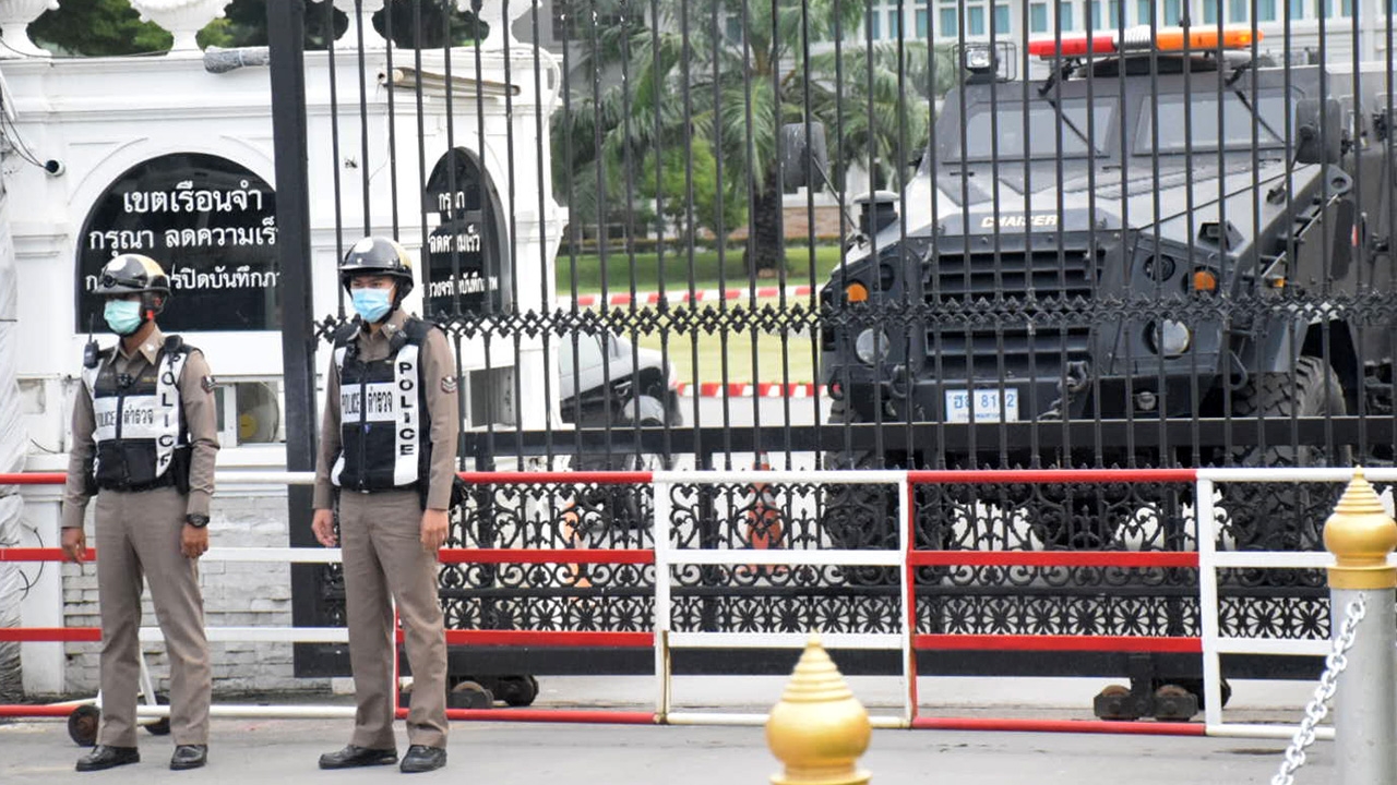 "คลองเปรม" หวั่นม็อบบุกหน้าเรือนจำ นำรถหุ้มเกราะจอดขวางประตูป้องกัน