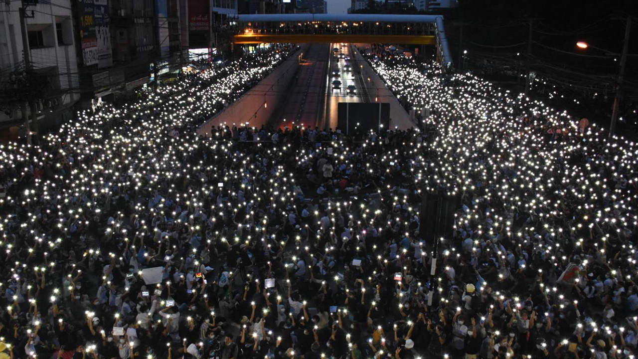 ม็อบแยกเกษตร ร้องเพลงชาติพร้อมชู 3 นิ้ว ทำทะเลดาว แสดงออกเชิงสัญลักษณ์