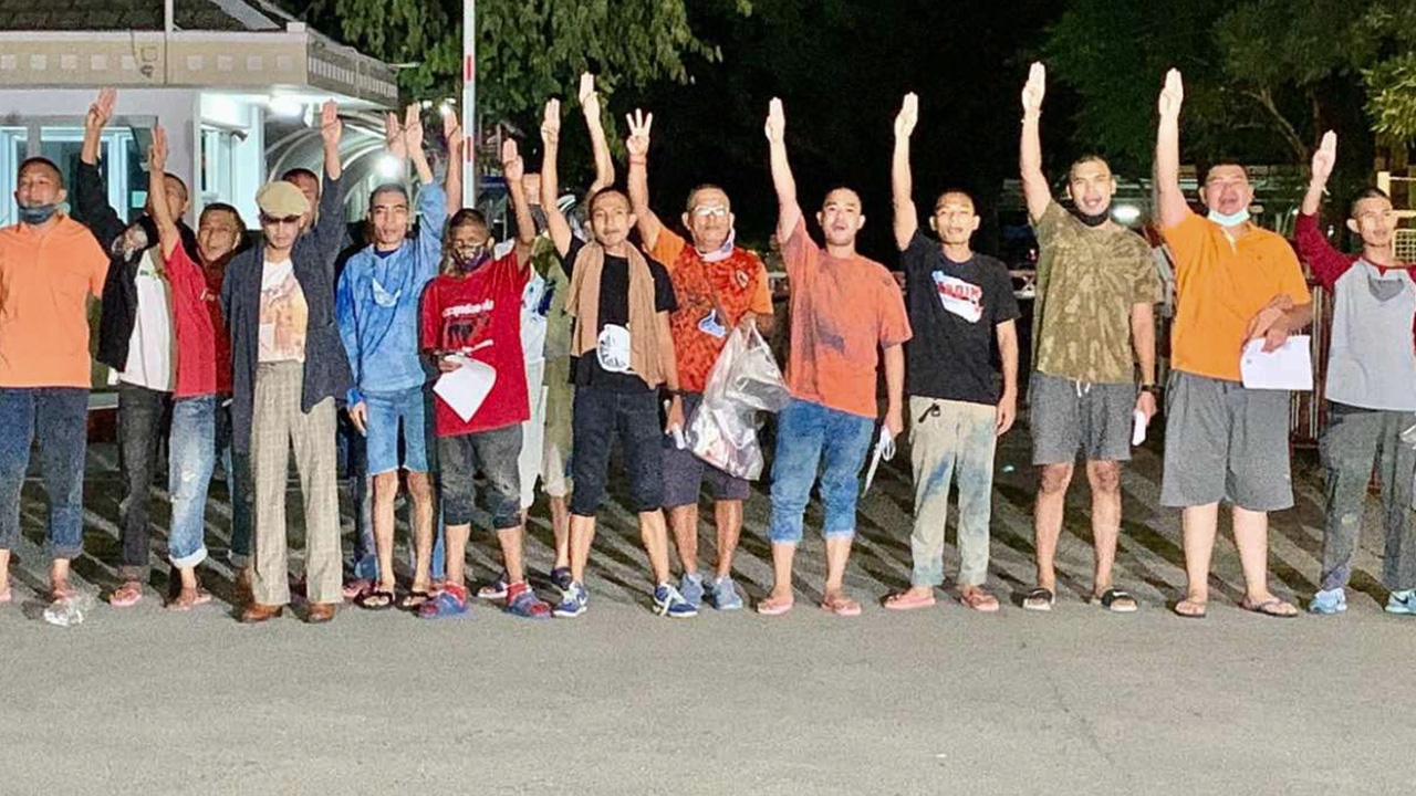 แม่ "แอมมี่" รุดรอหน้าเรือนจำ รับลูกชายกลับบ้าน หลังศาลให้ประกัน 