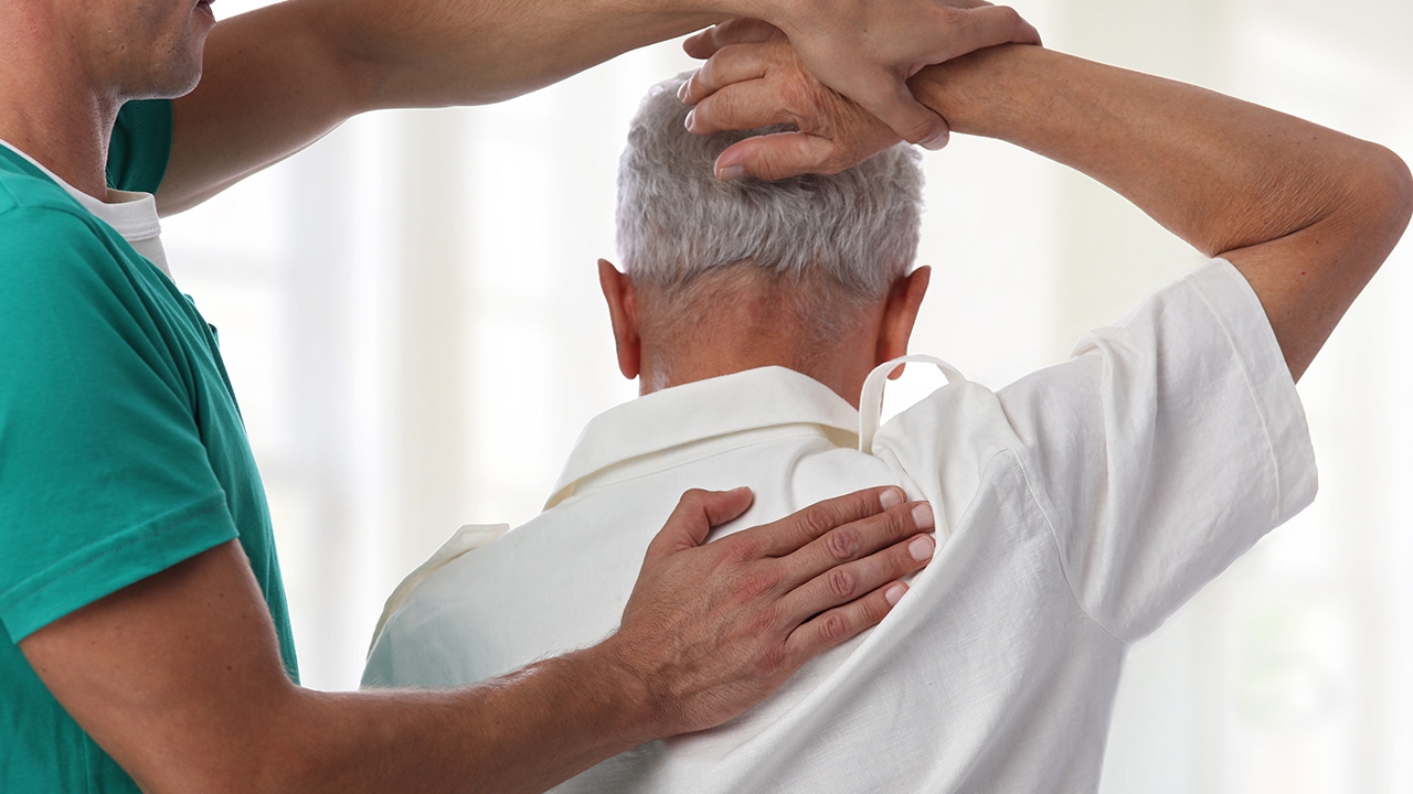 รู้จัก "โรคกระดูกหัก" จากกระดูกพรุน เกิดได้ทุกวัย เช็กสาเหตุ แนะวิธีป้องกัน