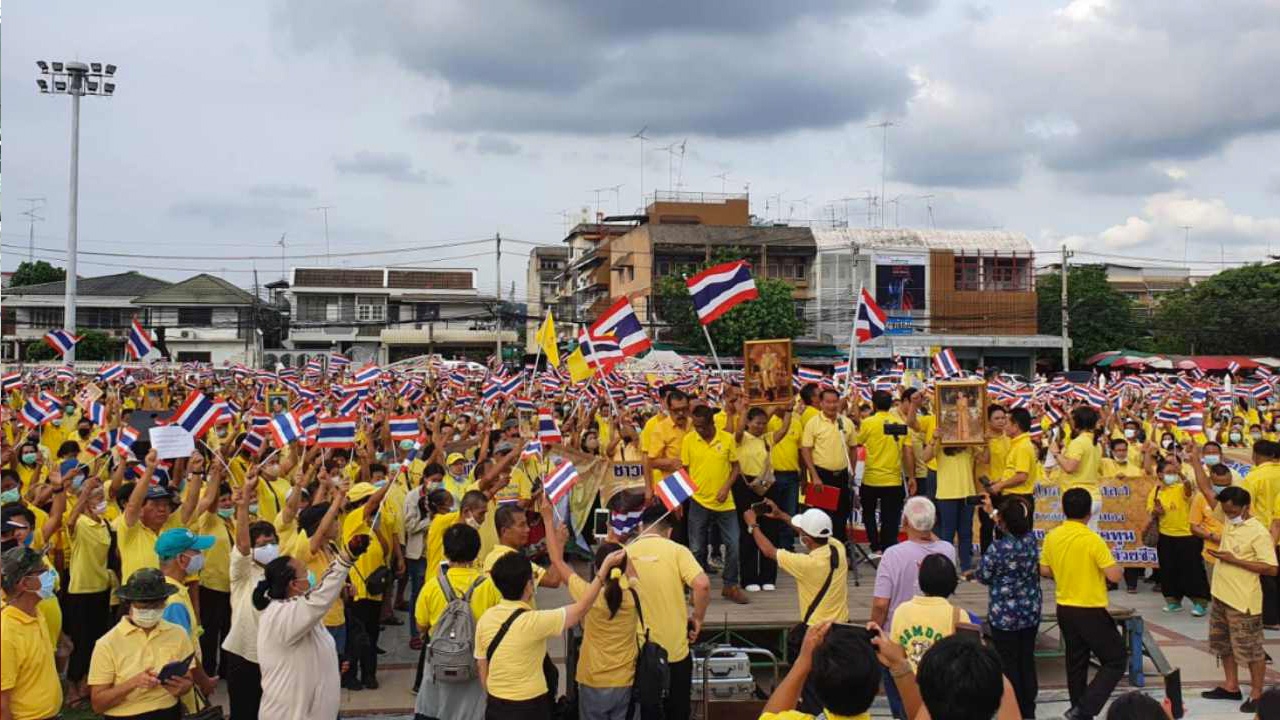 คนชลบุรีสวมเสื้อเหลือง ชุมนุมหน้าพระบรมรูปเสด็จพ่อ ร.5 ขอปกป้องสถาบันฯ 