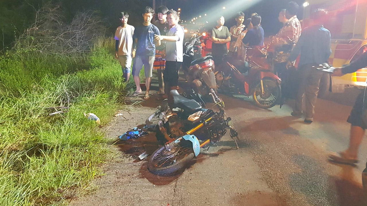 หนุ่มลพบุรี ขี่จยย.ชนเสาไฟฟ้าตาย สลดแม่รู้ข่าวมาดูพยายามปลุกลูกให้ตื่น