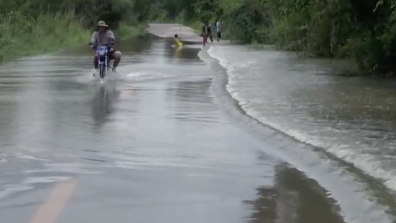 น้ำท่วมปราจีน น้ำจากสระแก้วมาแรงคลองพระปรงล้น กบินทร์จมอ่วมหลายหมู่บ้าน