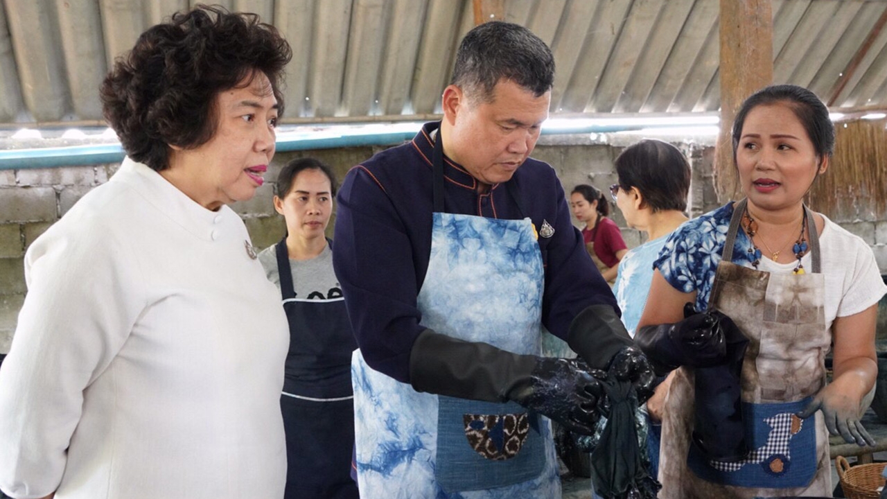 อธิบดี พช. ชู "ผ้าย้อมคราม" สกลนคร ภูมิปัญญาท้องถิ่น เสริม ศก.รากฐาน