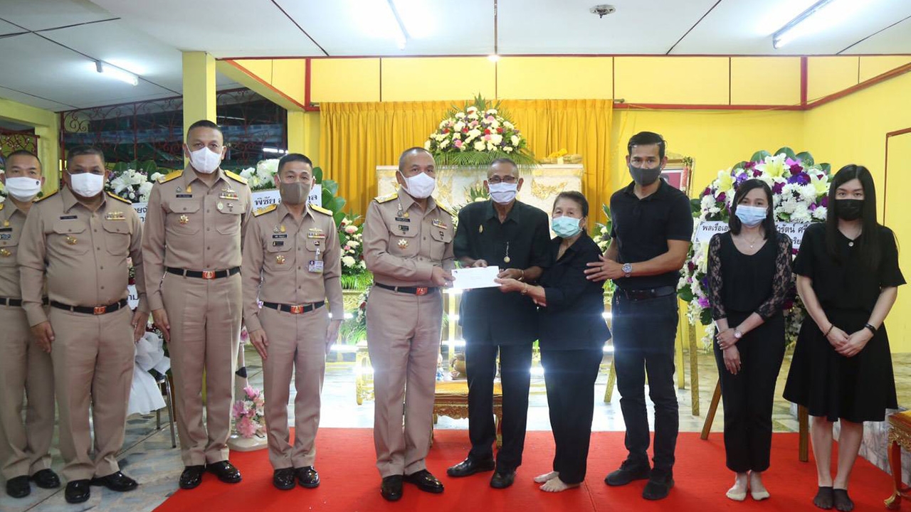 "บิ๊กอุ้ย" ยก พนง.ทร. เป็นวีรบุรุษกองทัพเรือ หลังจมน้ำดับเพราะช่วยคน