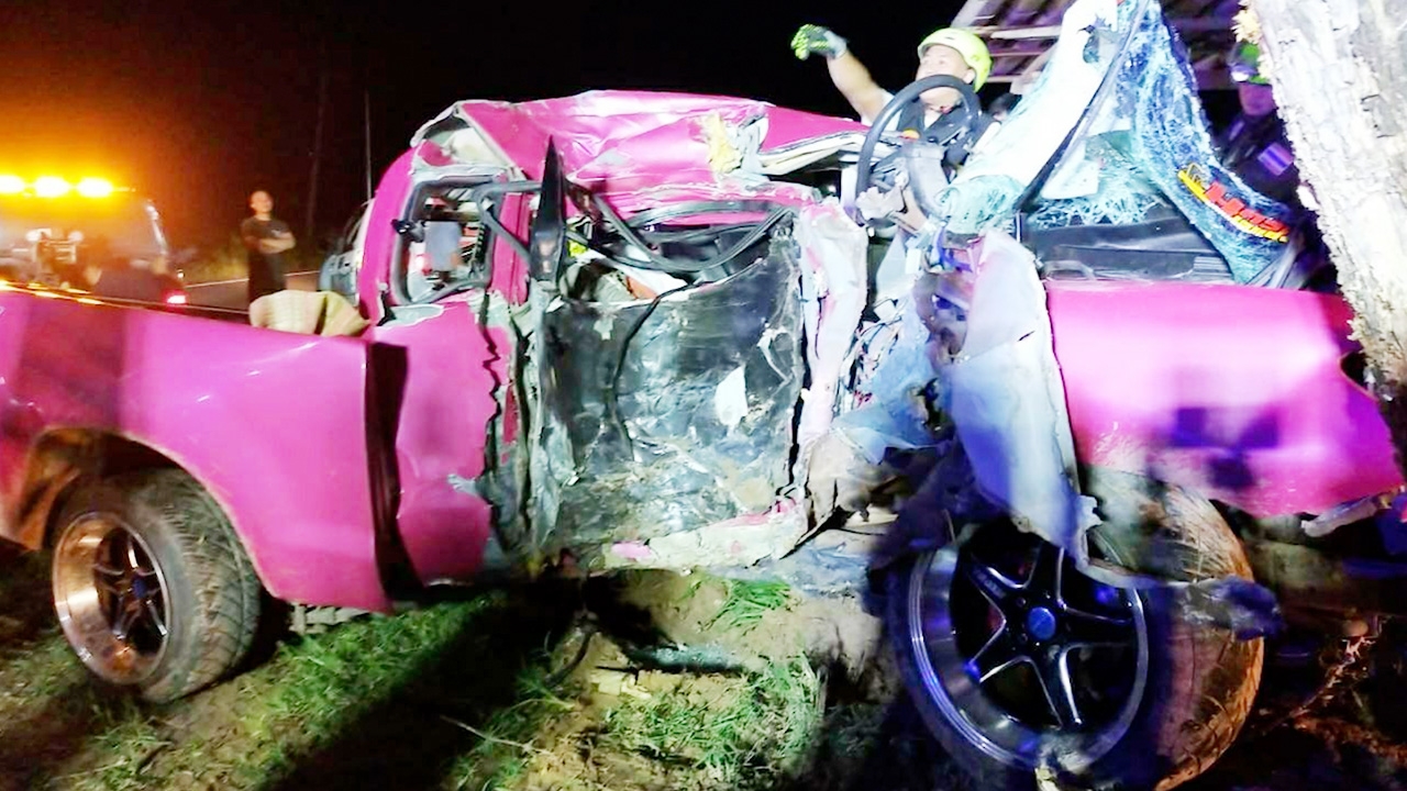 กระบะชมพู ซิ่งเสียหลัก พุ่งลงข้างทาง เสยต้นไม้ ตายยกคัน คาซาก 3 ศพ