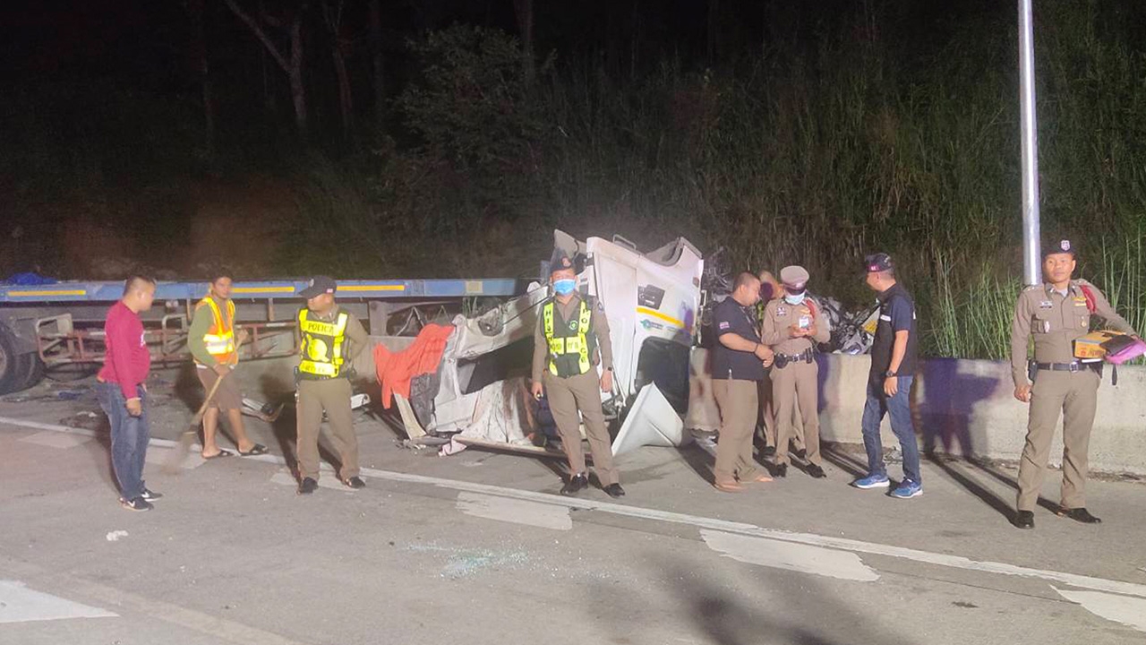 รถพ่วง 22 ล้อเบรกแตก พุ่งลงเขาโทนชนแบริเออร์ยับลงข้างทาง ตาย 1 เจ็บ 1