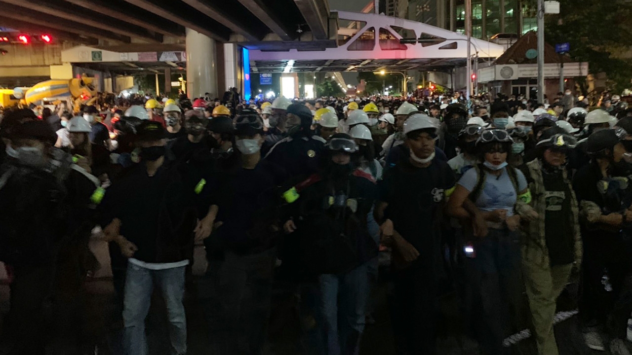 แจกหมวก ร่ม ผู้ชุมนุม ป้องกันตัวหากเจอสลาย ตรึงกำลังทำเนียบฯ วางรั้วลวดหนาม