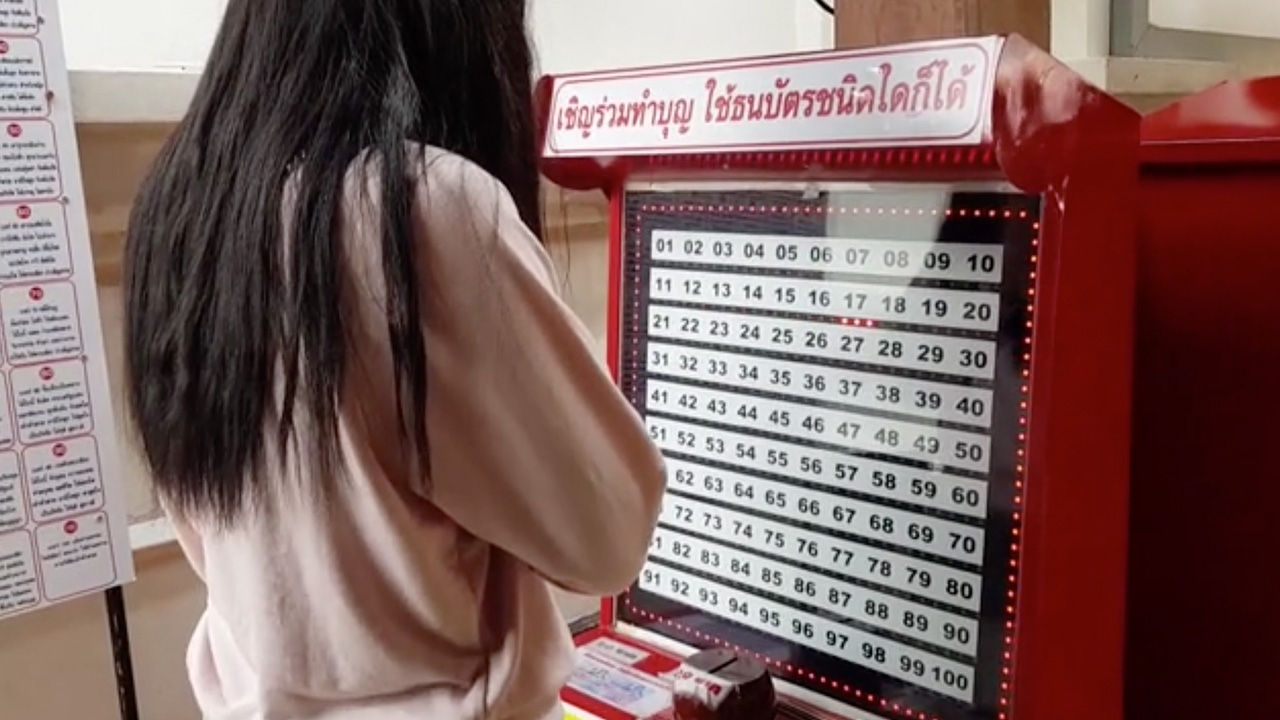 ขอโชค "หลวงพ่อทันใจ" เสี่ยงเซียมซีไฮเทค ลุ้นเลขเด็ดแบบไม่ต้องเขย่า