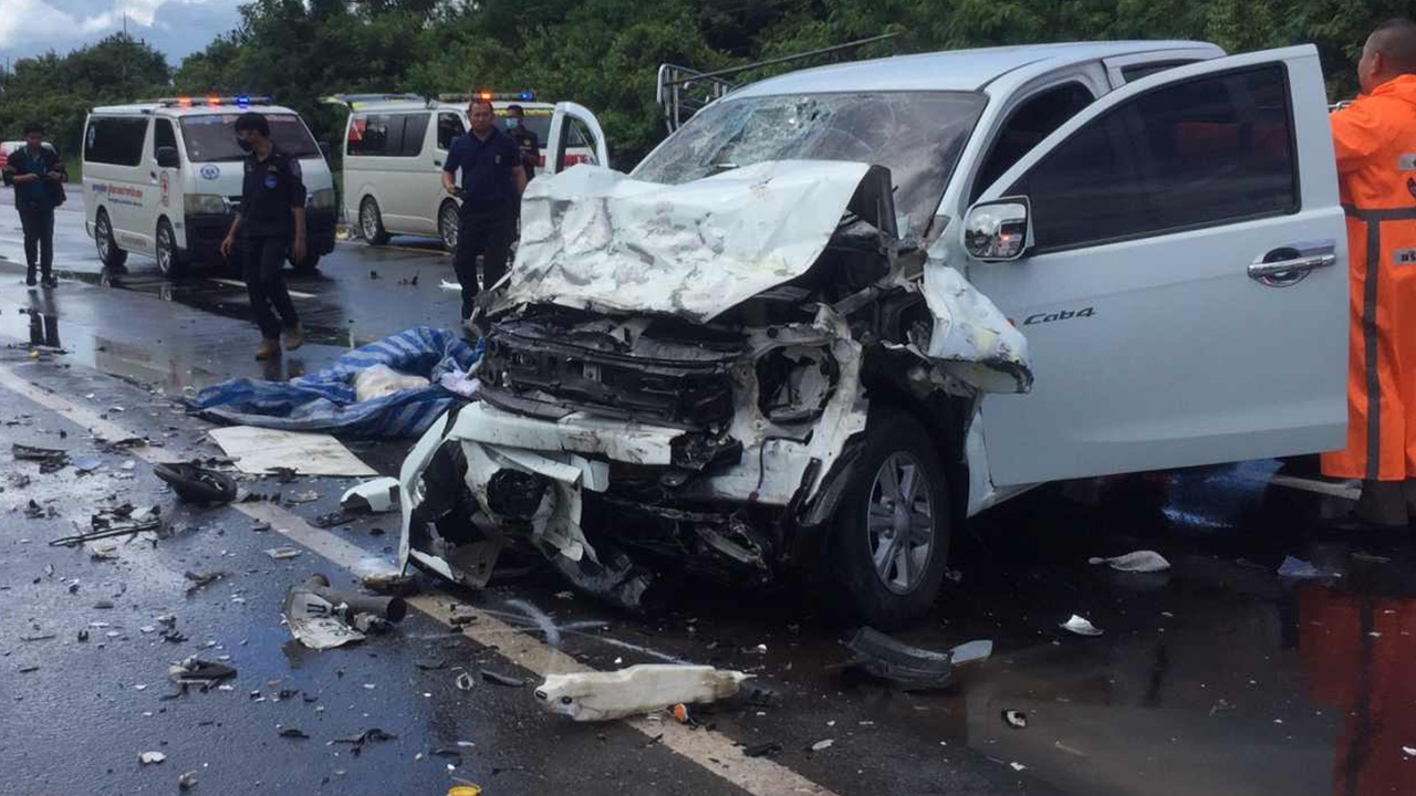 ถนนลื่นทำปิกอัพประสานงา ผัวขับ เมีย-ลูก นั่งมาด้วย ตาย 3 ศพ 