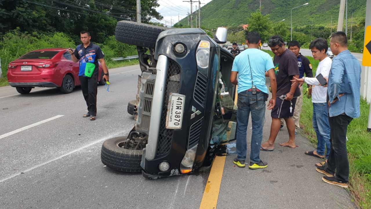 คนบ้าทำวุ่น เป็นพลเมืองดีช่วยโบกรถ เกิดอุบัติเหตุชนท้าย 4 คันรวด