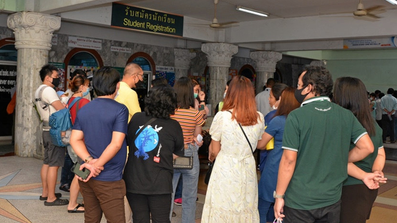 แฉเครือสารสาสน์ โดนร้อง 34 แห่ง ตำรวจบุกเก็บเซิร์ฟเวอร์ หาหลักฐาน