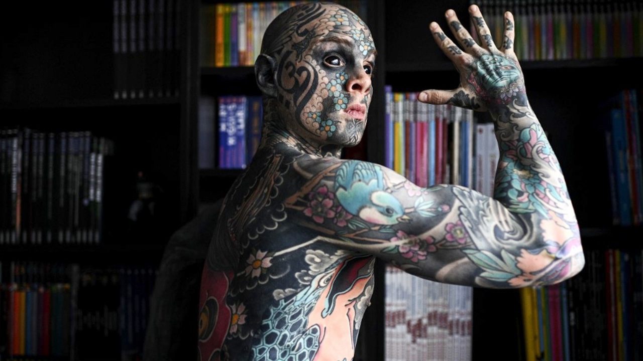 ครูฝรั่งเศสสักทั้งตัวถูกสั่งห้ามสอนหนังสือ